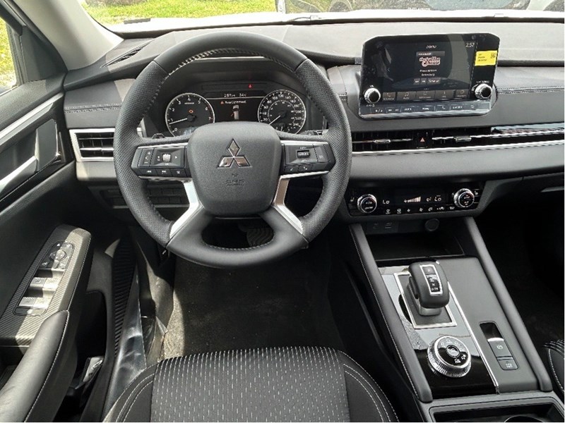 2024 Mitsubishi Outlander ES S-AWC